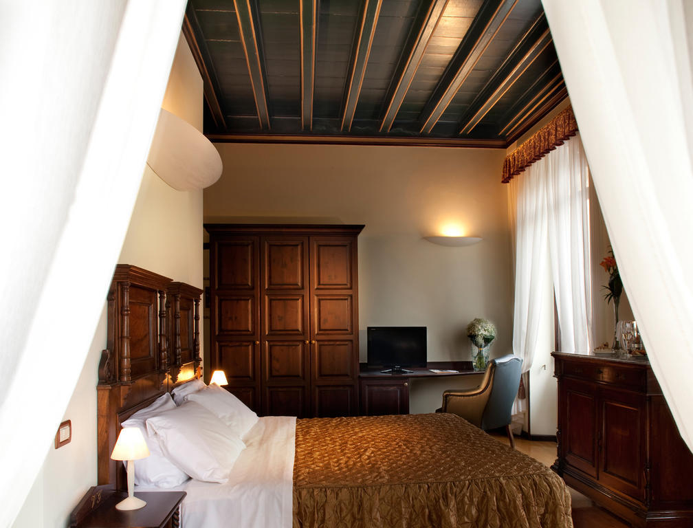 Deluxe Double Room Balcony Lake View