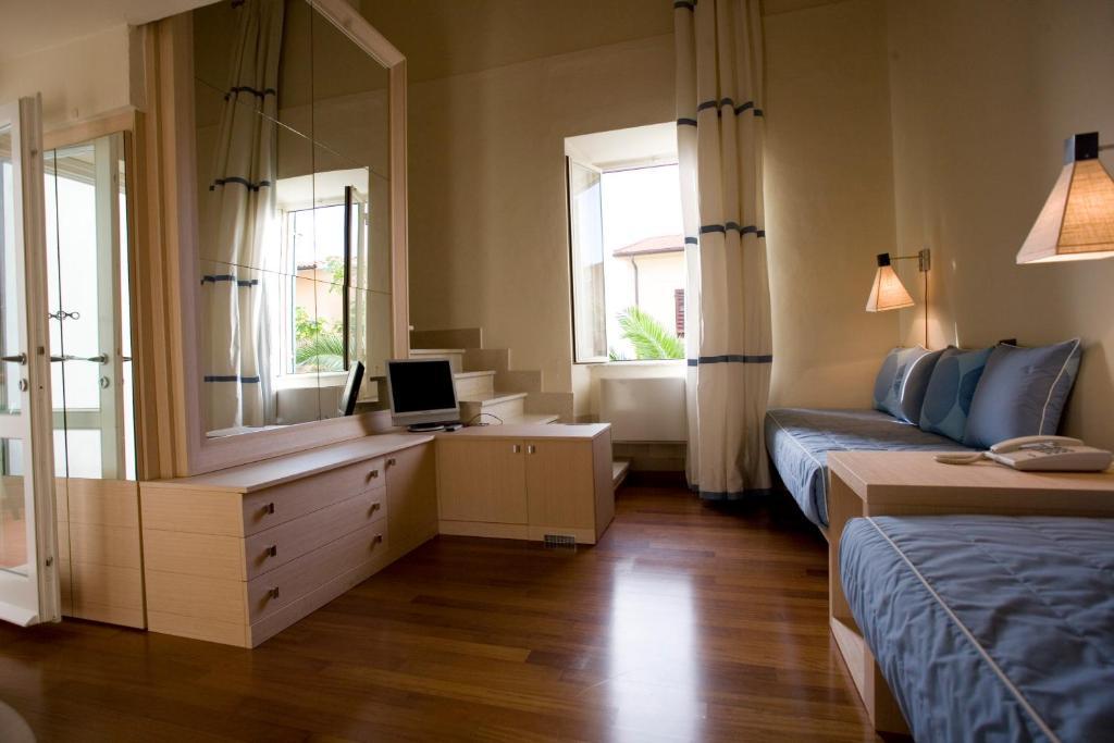 Family Room with Garden View
