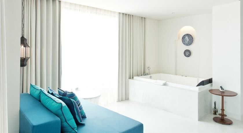 Oceanfront Suite In-Bedroom Jacuzzi