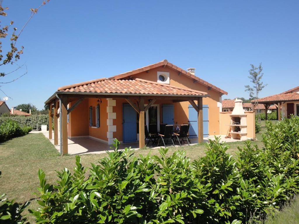 Two-Bedroom House,640738896:JPEG