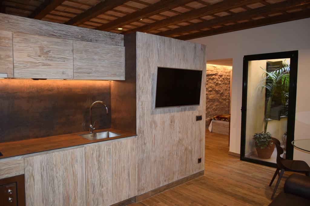 Deluxe Studio