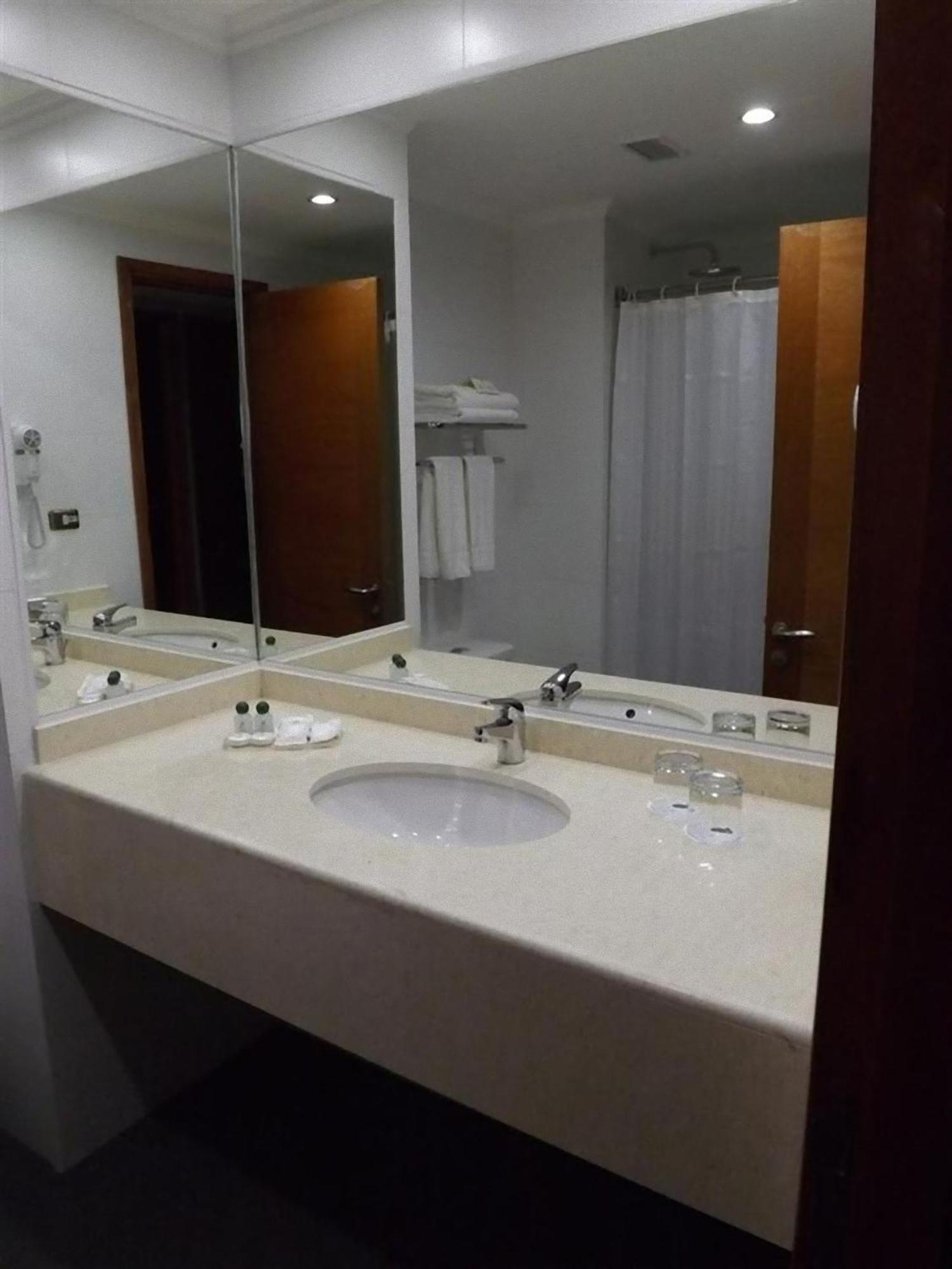 Habitación con cama extragrande.