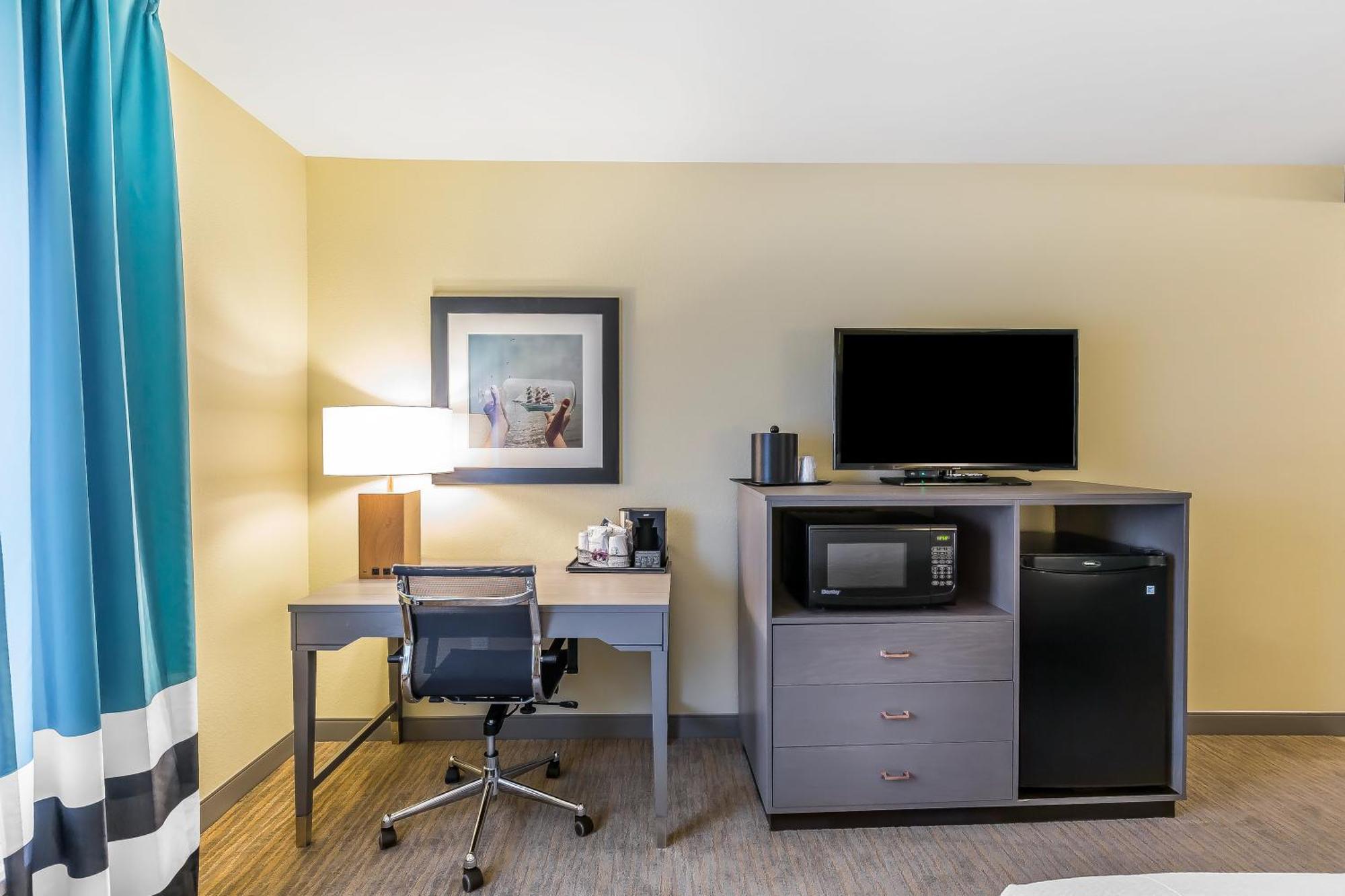 Deluxe Room with Two Queen Beds - Non-Smoking with Marina View