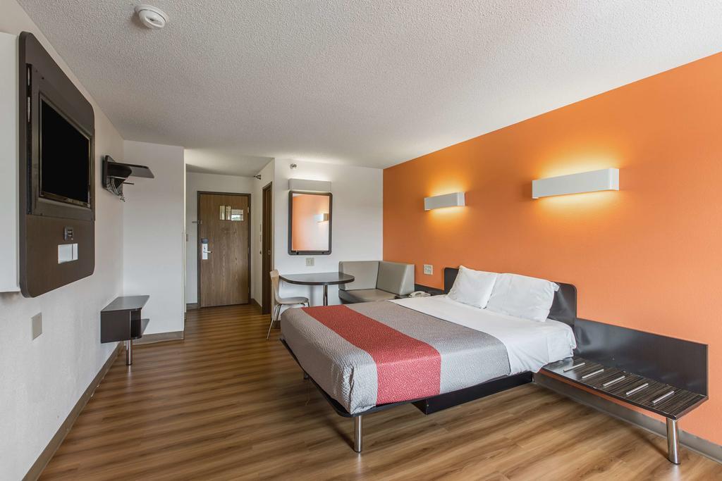 Queen Room - Disability Access - Non-Smoking