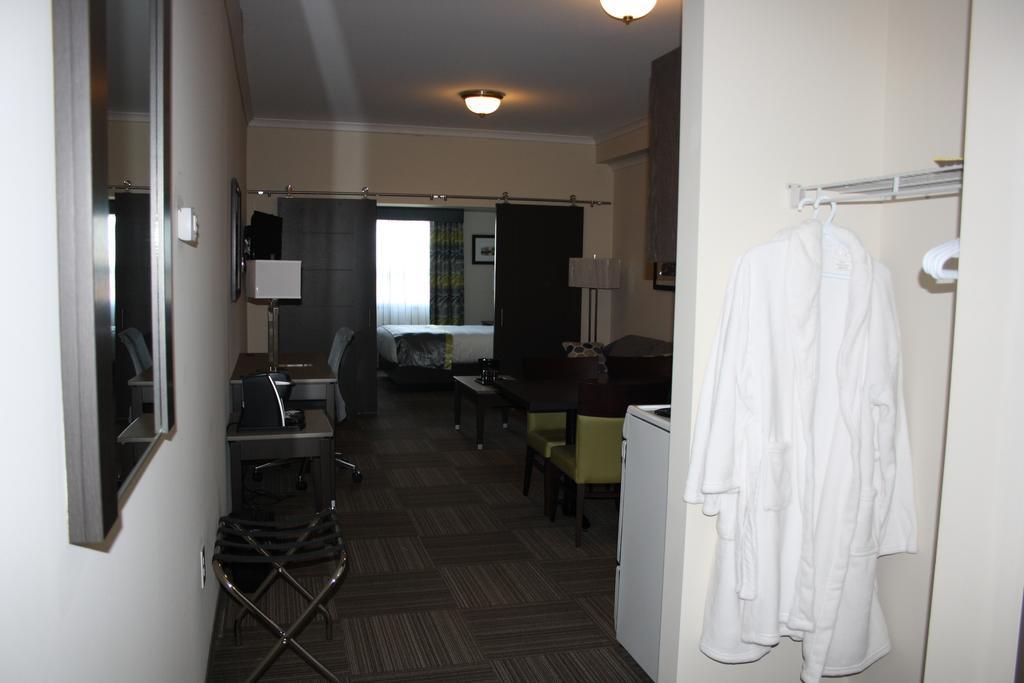 Queen Suite with Spa Bath