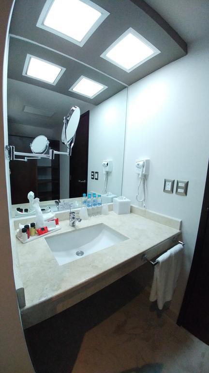 Habitación con cama extragrande.