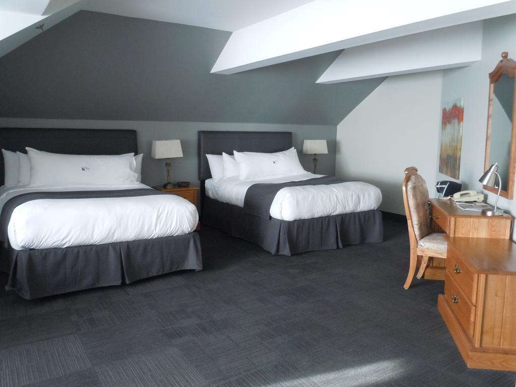 Queen Suite with Two Queen Beds and Lake View