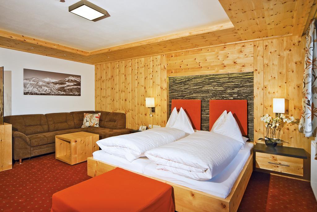 Doppelzimmer mit Balkon (2 Erwachsene + 1 Kind)