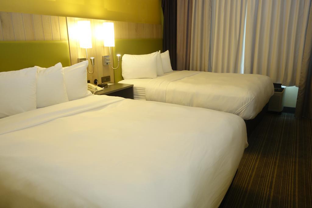 One-Bedroom Queen Suite with Two Queen Beds - Non-Smoking
