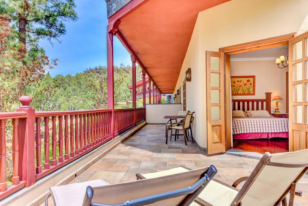 Suite mit Whirlpool-Badewanne und Terrasse
