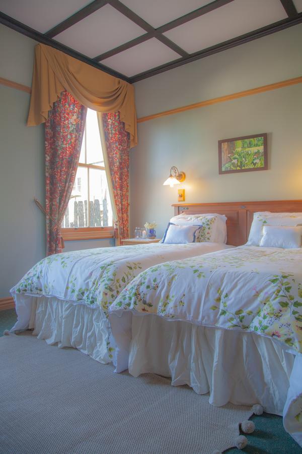 Queen Room Heritage Wing