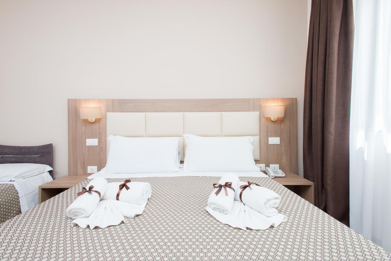 Camera Tripla