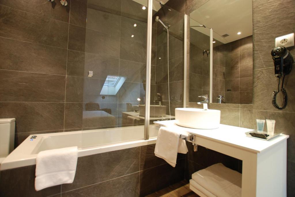 Habitación con cama grande