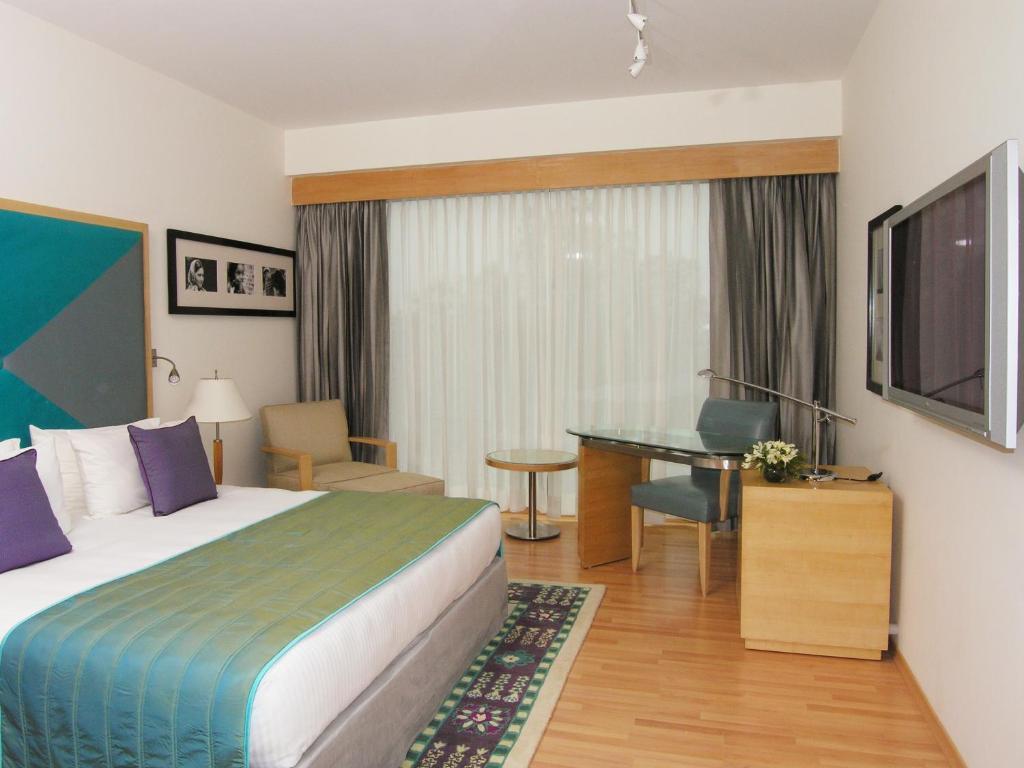 Superior King Room with City View