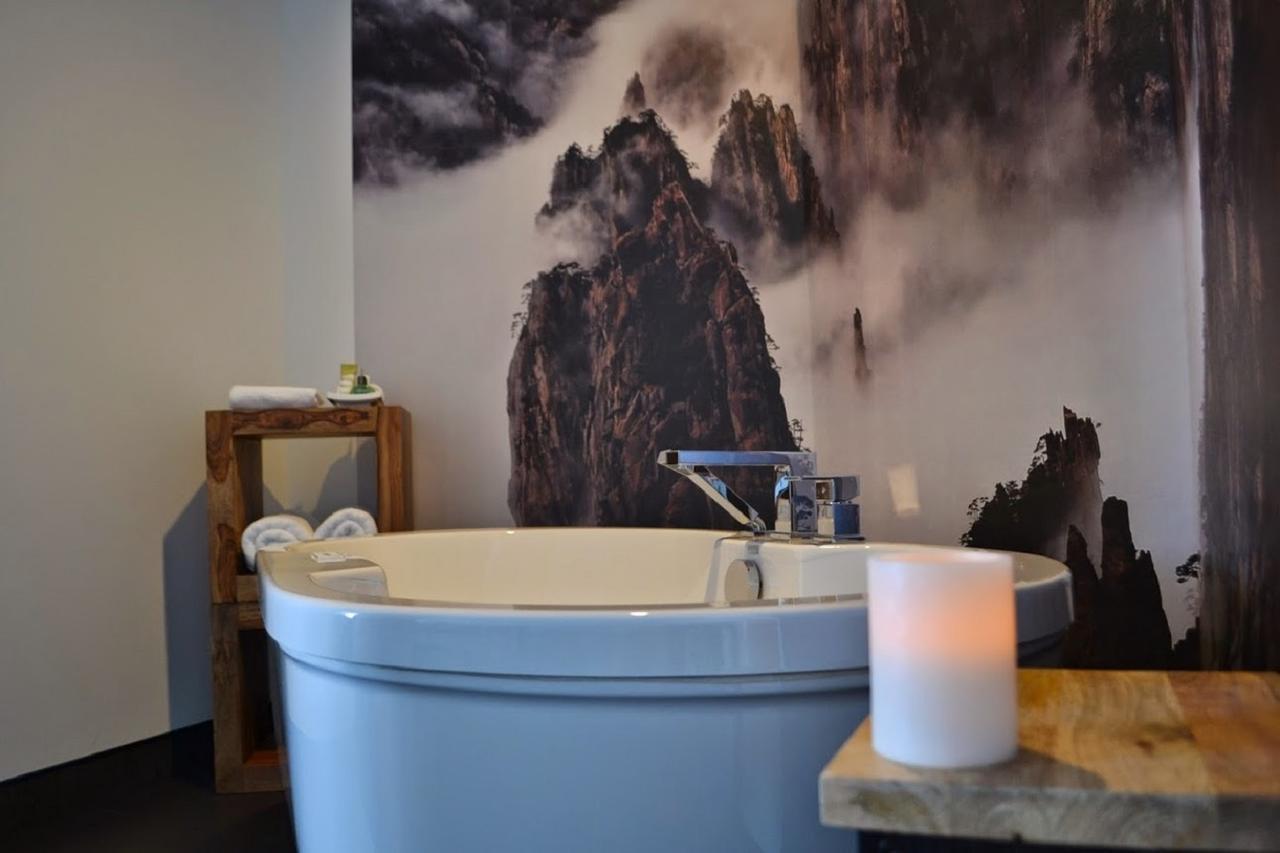 Deluxe King Suite with Spa Bath