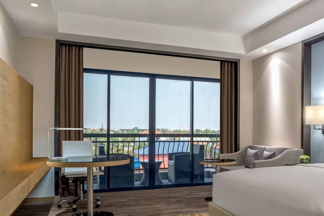 Executive room, Guest room, 1 King, Balcony