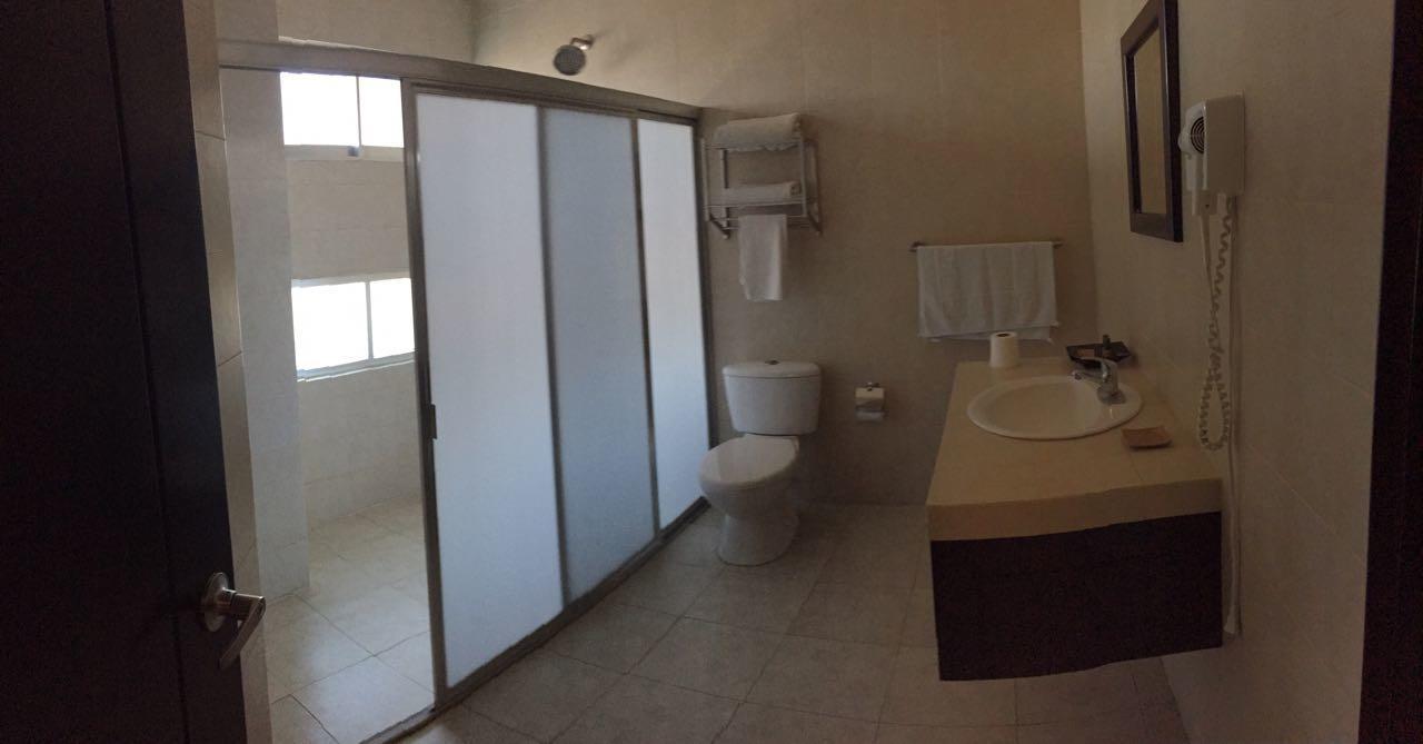 Habitación con cama extragrande y balcón