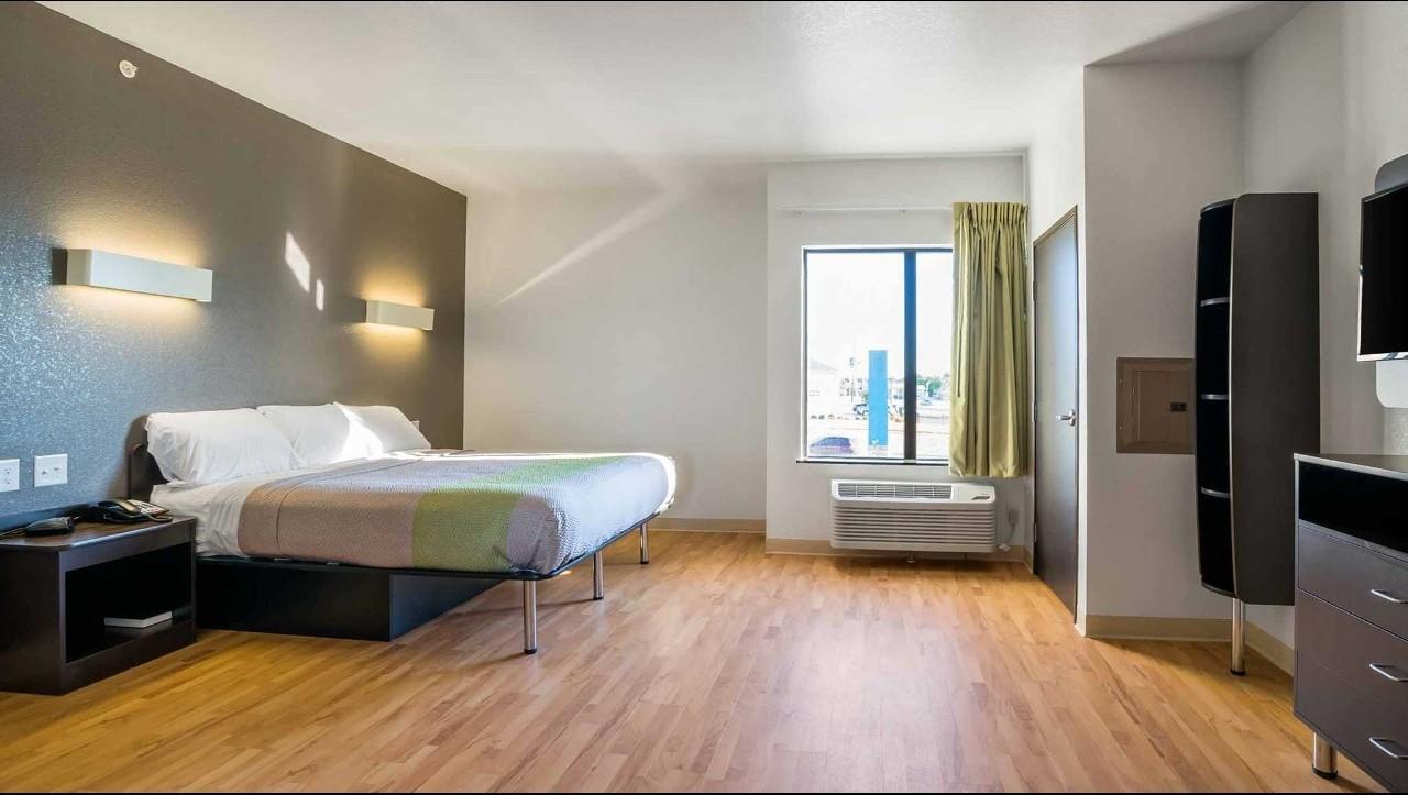Deluxe King Room - Non-Smoking