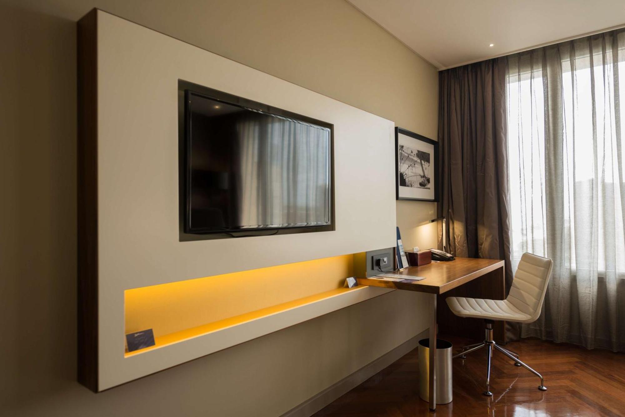 Superior Room with Partial Sea View
