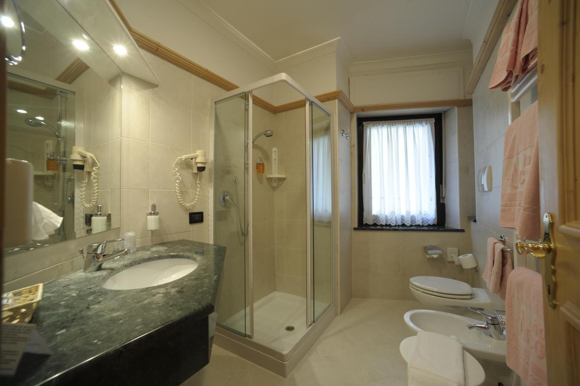 Family Room (2 Adults + 2 Children)