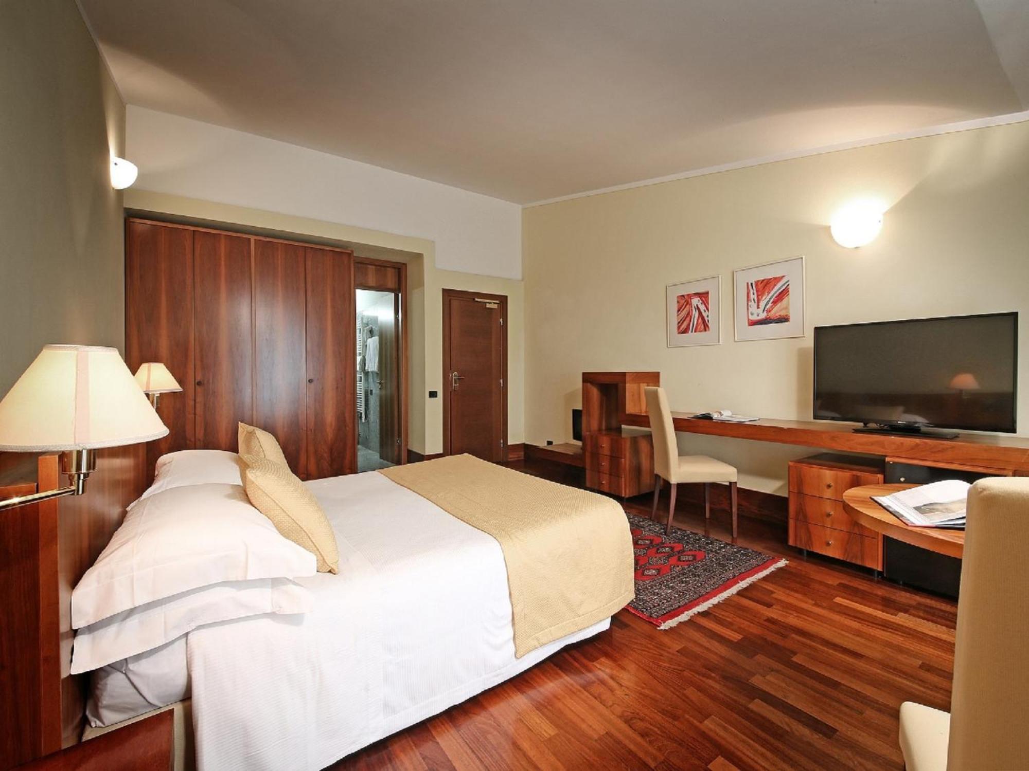 Deluxe Double or Twin Room Balcony Lake View,925475077:JPEG