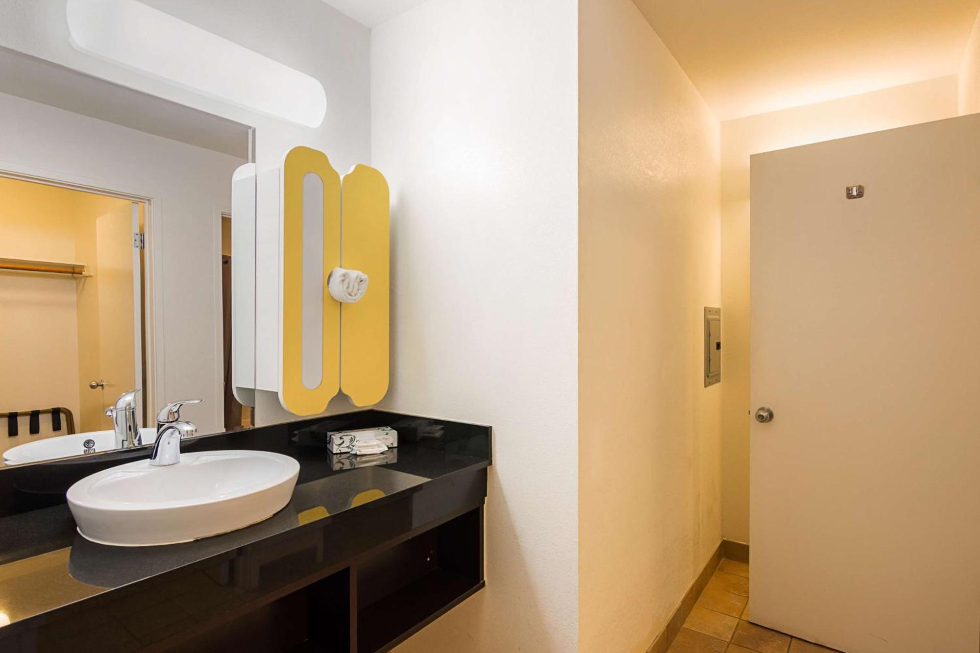 Queen Room - Disability Access - Roll in Shower,686641461:JPEG