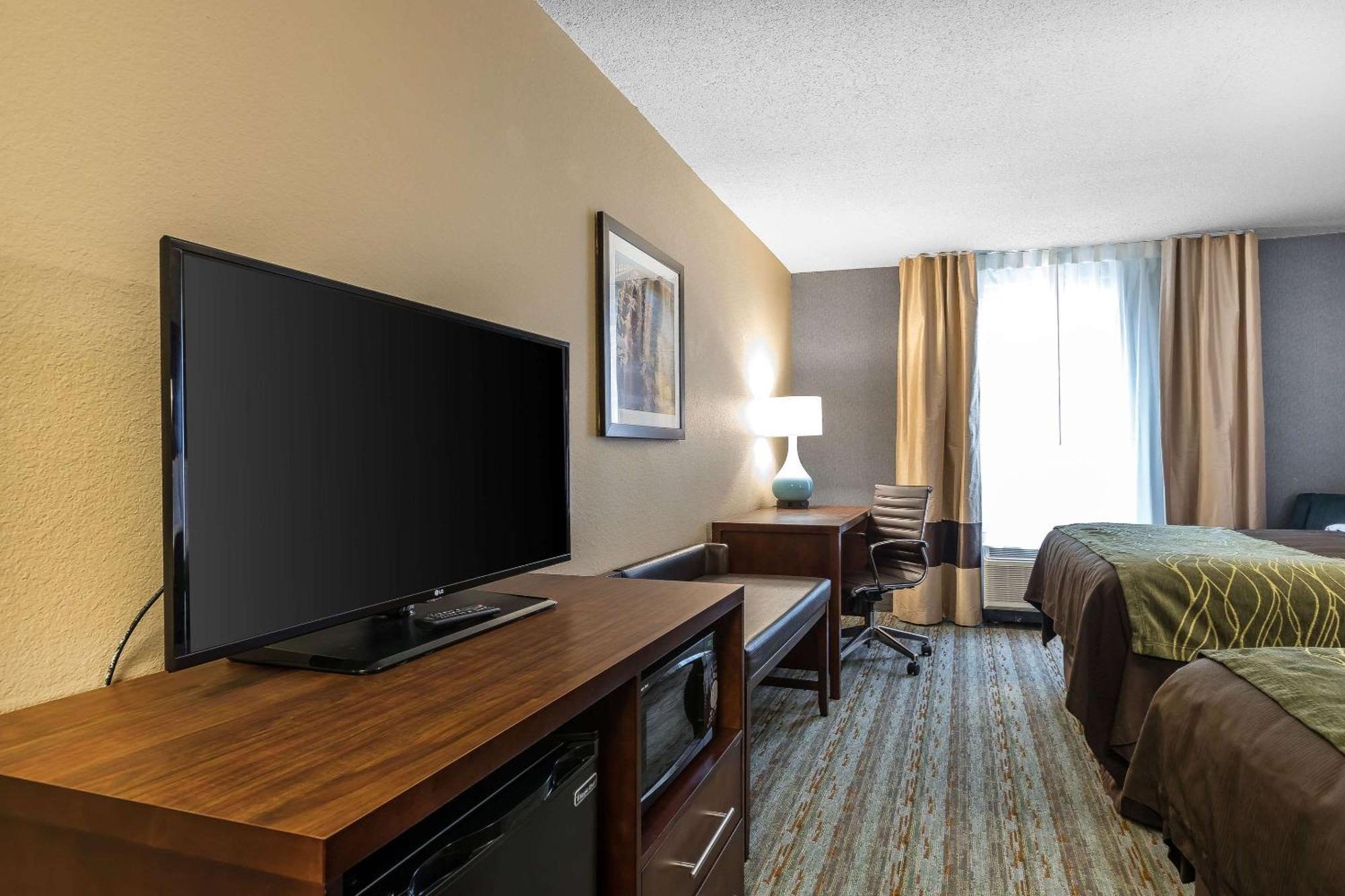 Queen Room 2 Queen Beds River View Non-Smoking