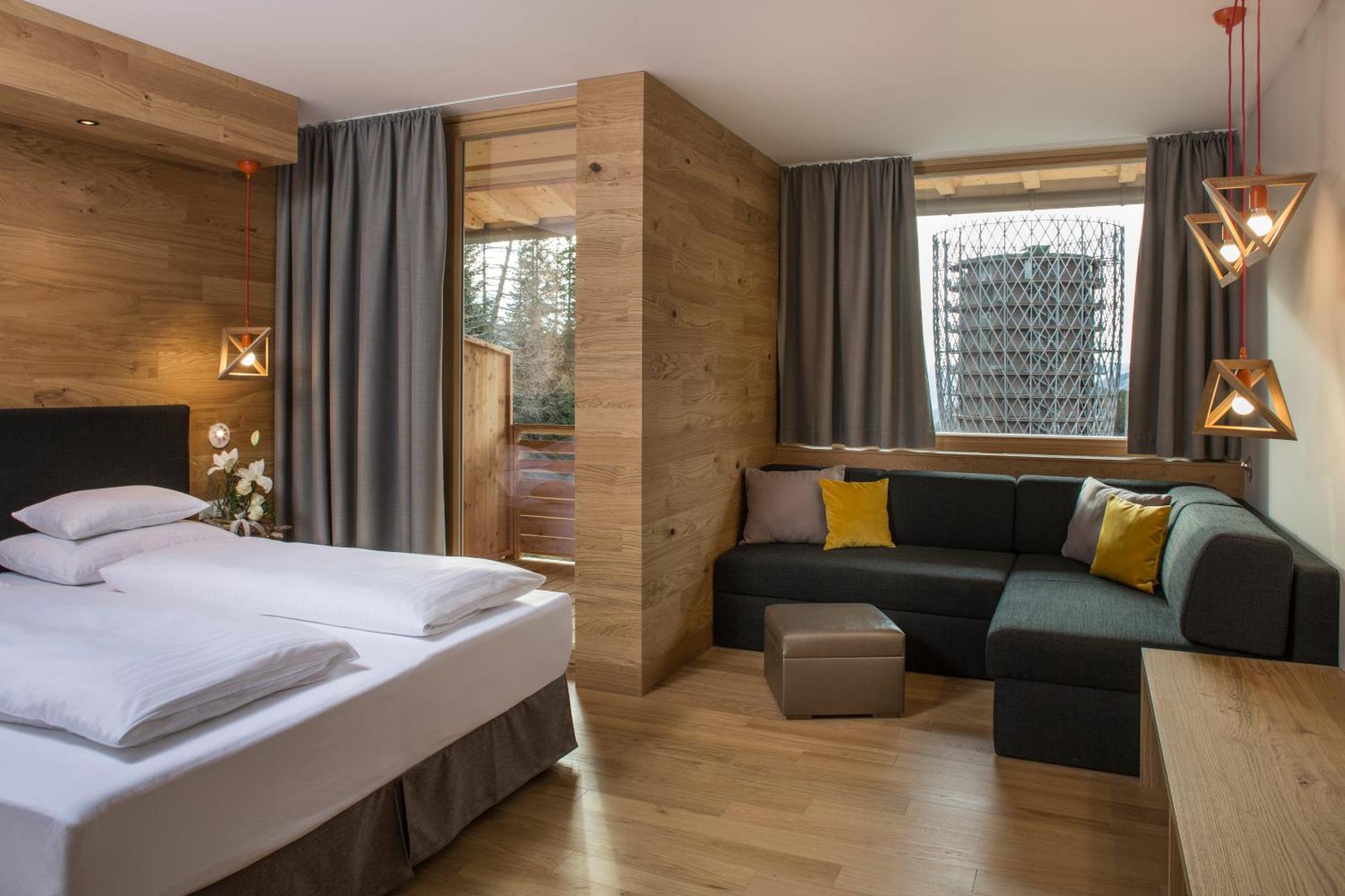 Deluxe Room,1549536664:JPEG