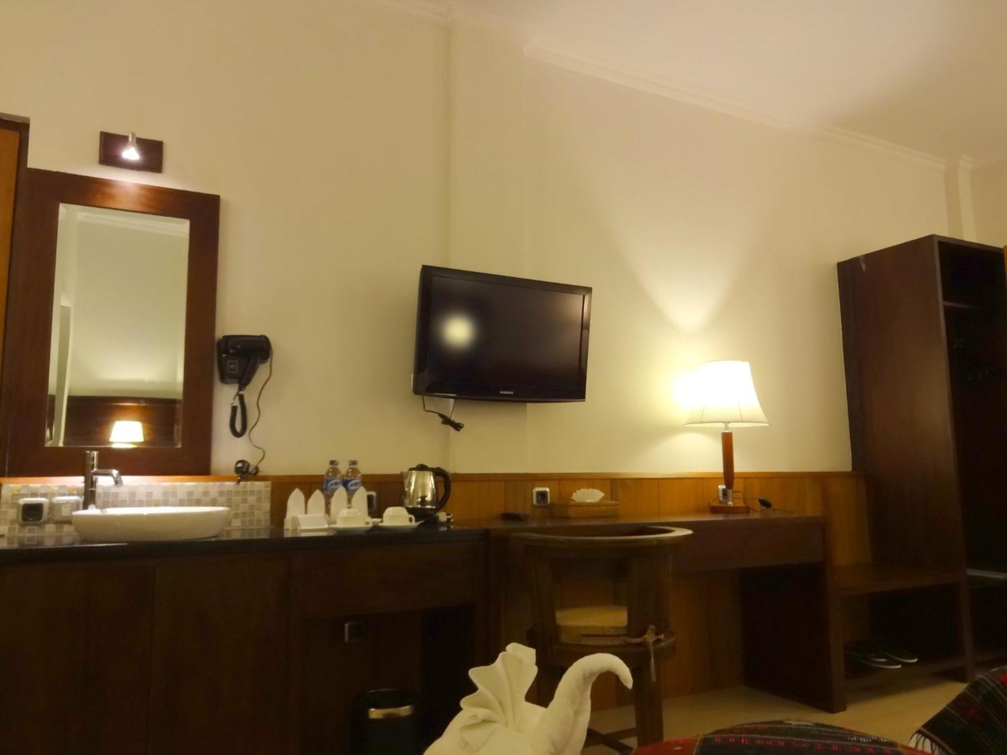 Tongging Deluxe Double or Twin Room with Lake Toba View