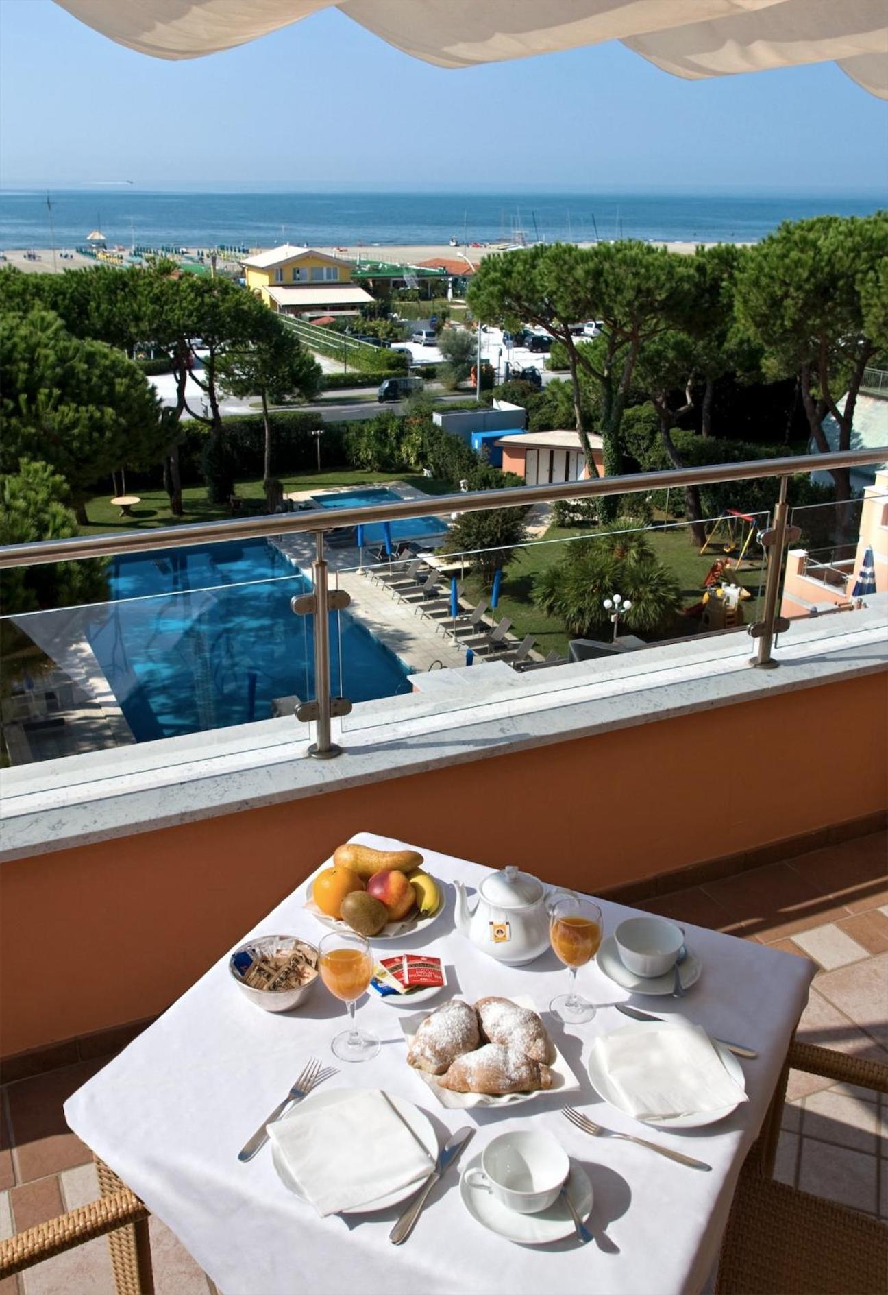Deluxe Double Room with Terrace and Sea View