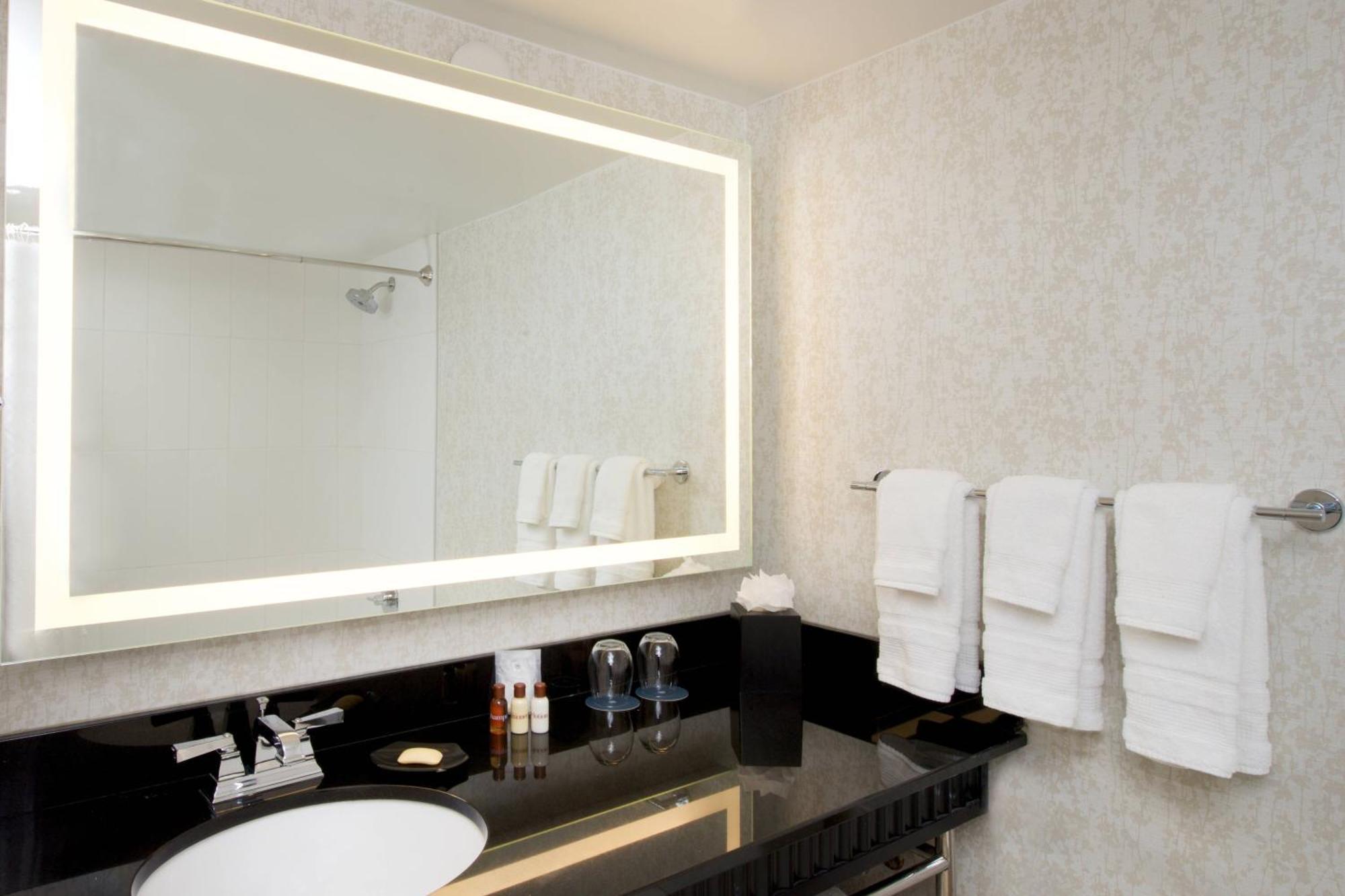 Chambre Lit Queen-Size Traditionnelle Accessible aux Personnes à Mobilité Réduite avec 2 Lits Queen-Size et Douche Accessible en Fauteuil Roulant - Vue sur Ville