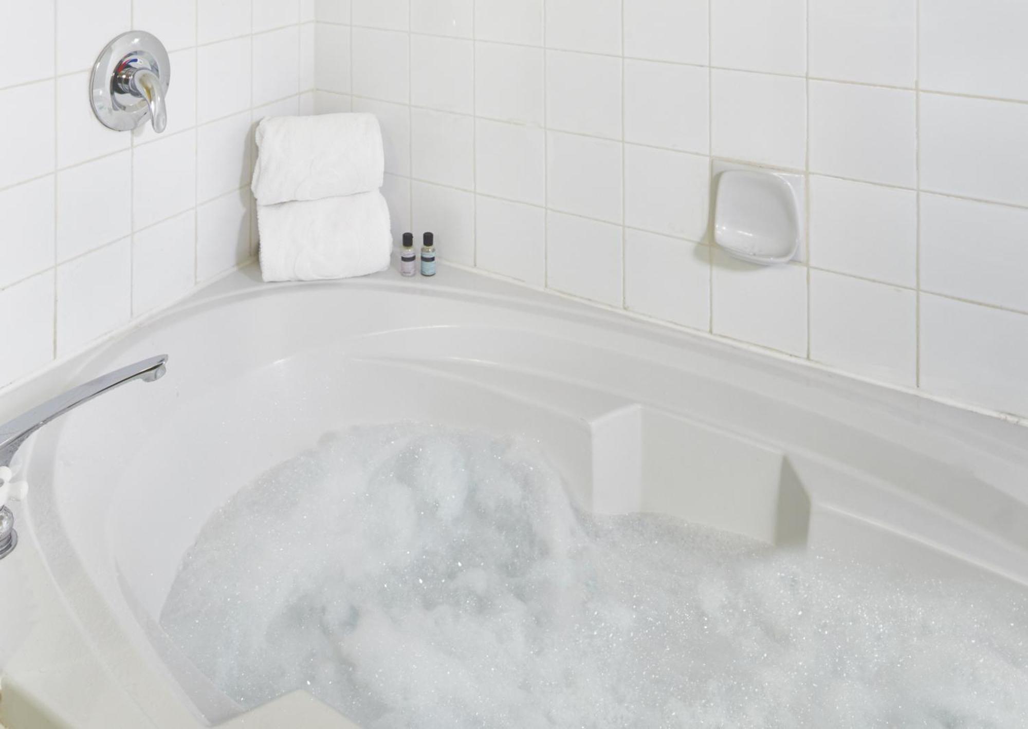 Queen One Bedroom Jacuzzi Suite,1632216219:JPEG