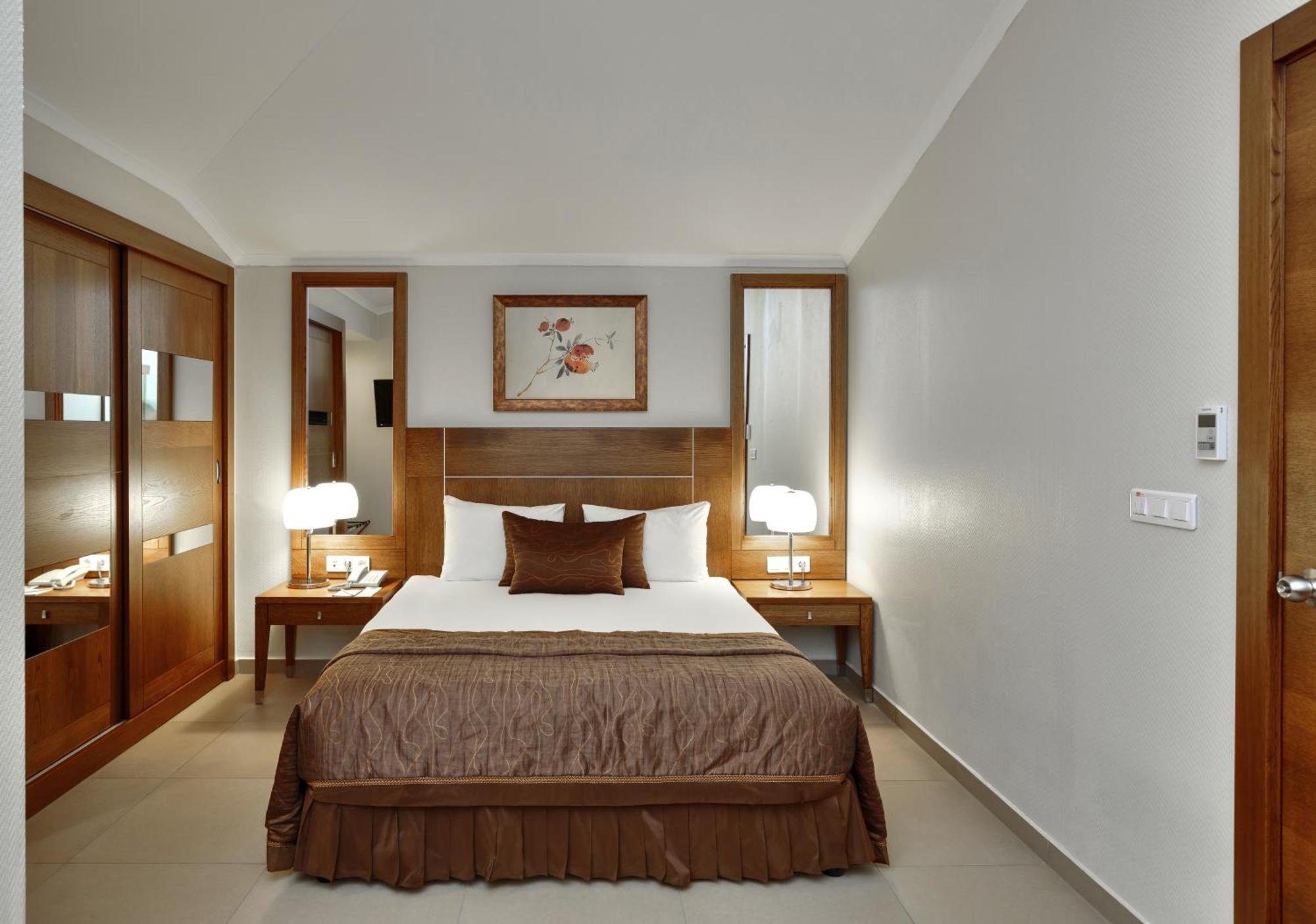 Club Family Room with Garden View,1274911339:JPEG