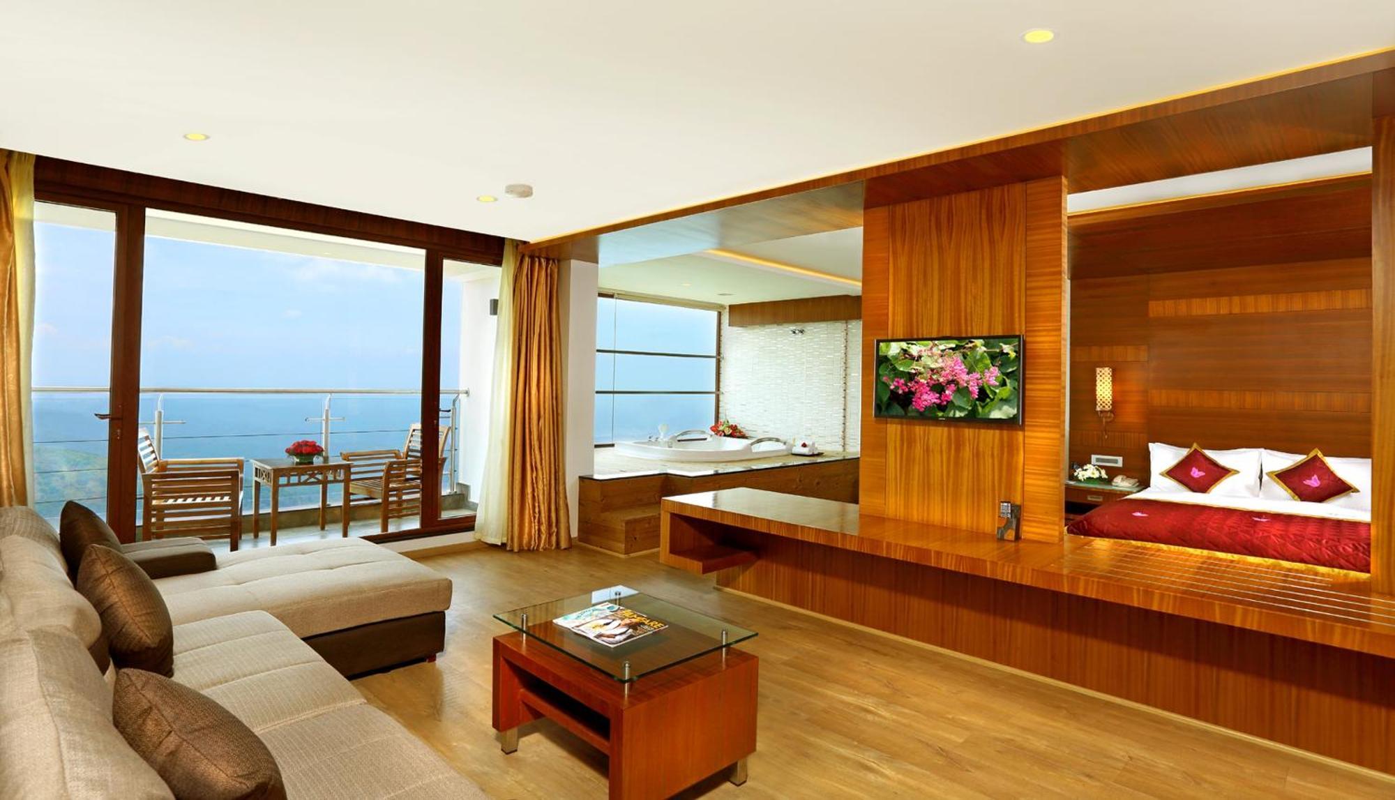 Madhura - Honeymoon Jacuzzi Suite AC with Evening Hi-Tea Complimentary