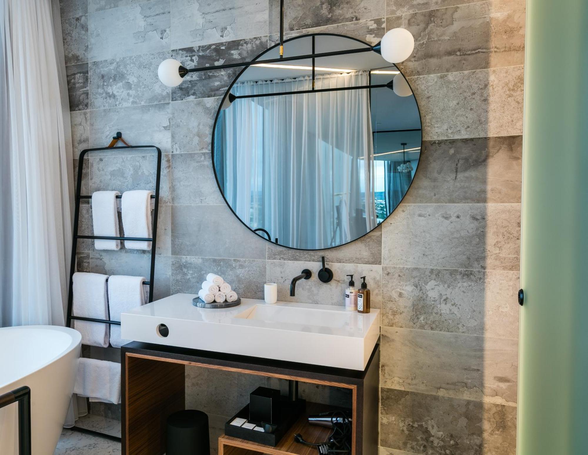 Suite Bathtub