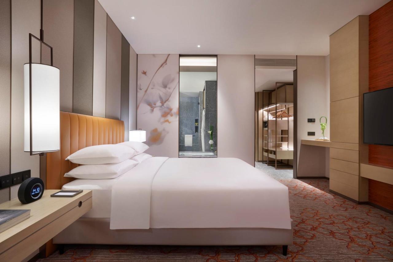Queen Room - Club Access