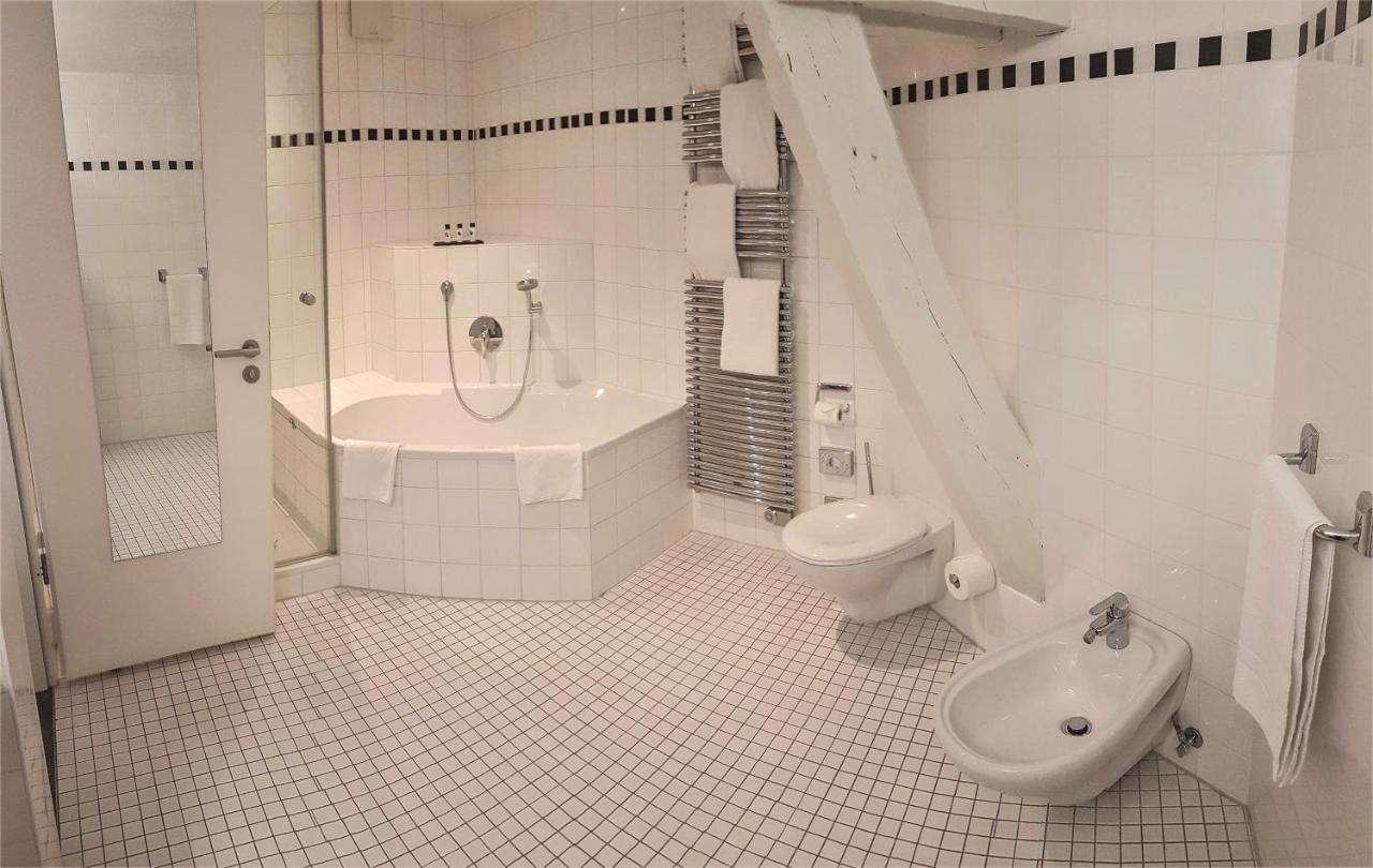 Executive Suite,830437490:JPEG
