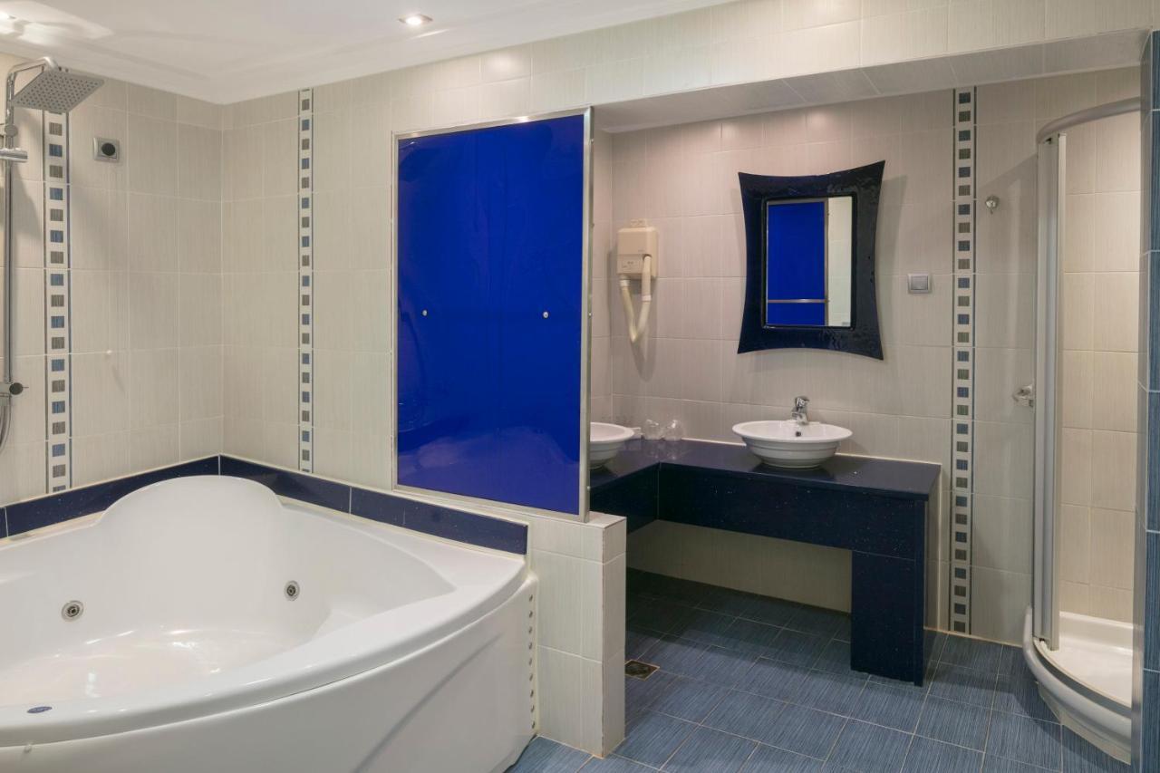 Executive Suite,739025335:JPEG