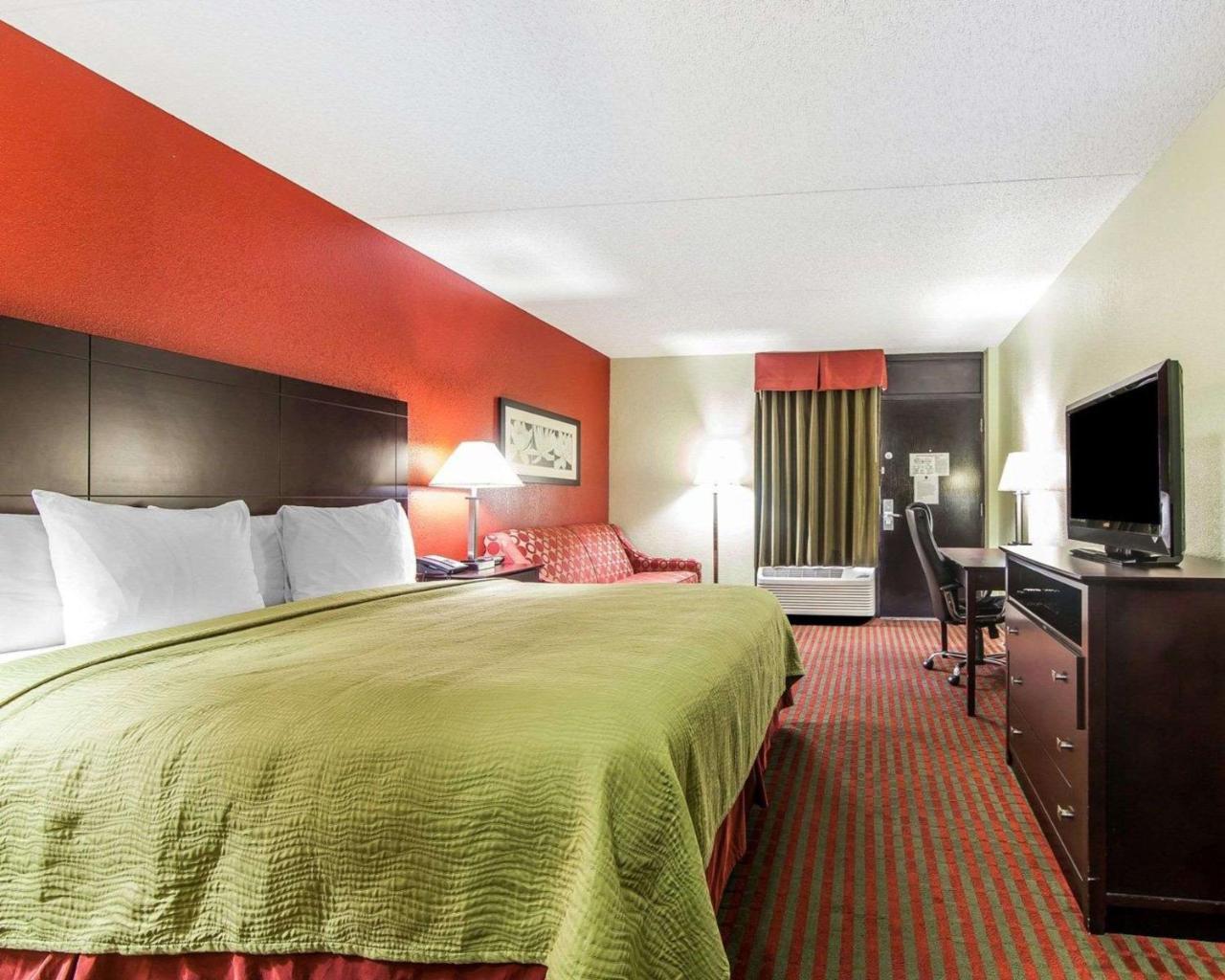 King Room with Sofa - Non Smoking/Pet Friendly