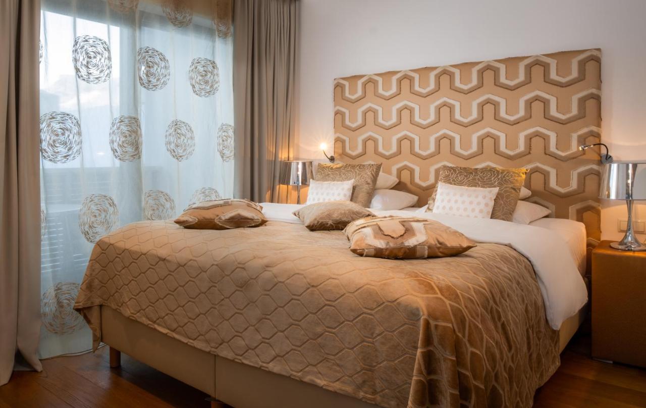 Habitación con cama extragrande.
