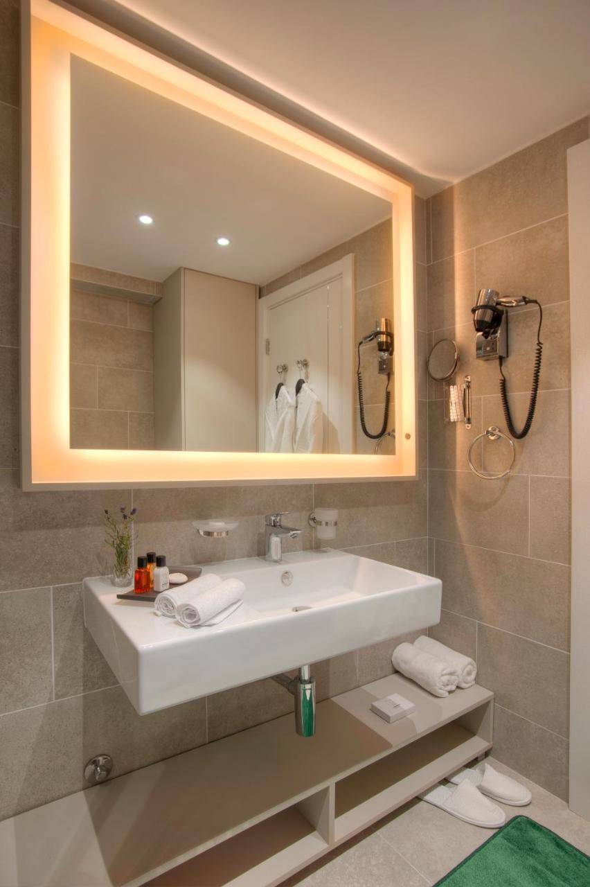 Deluxe Double Room with Side Sea View