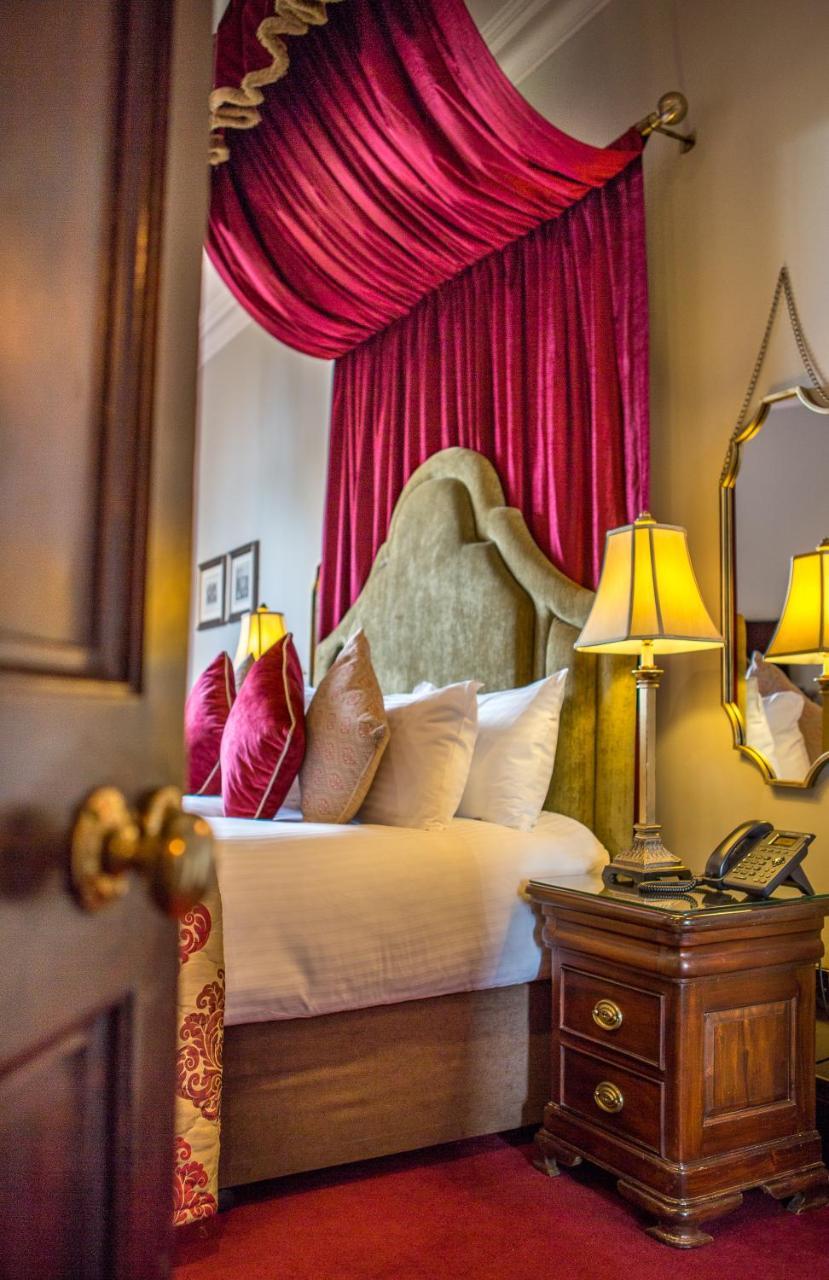 Zimmer mit Kingsize-Bett