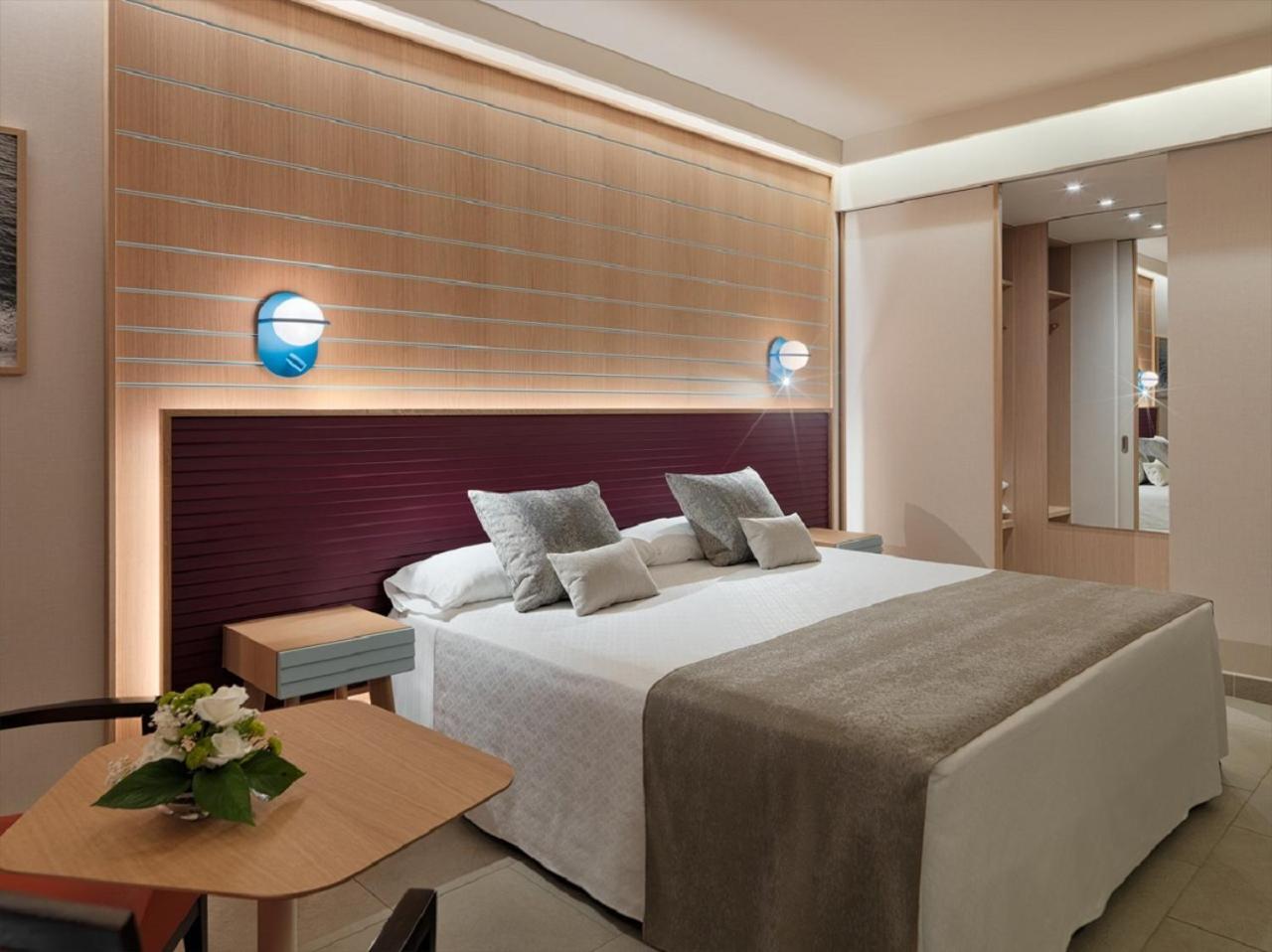Double or Twin Room with Sea View