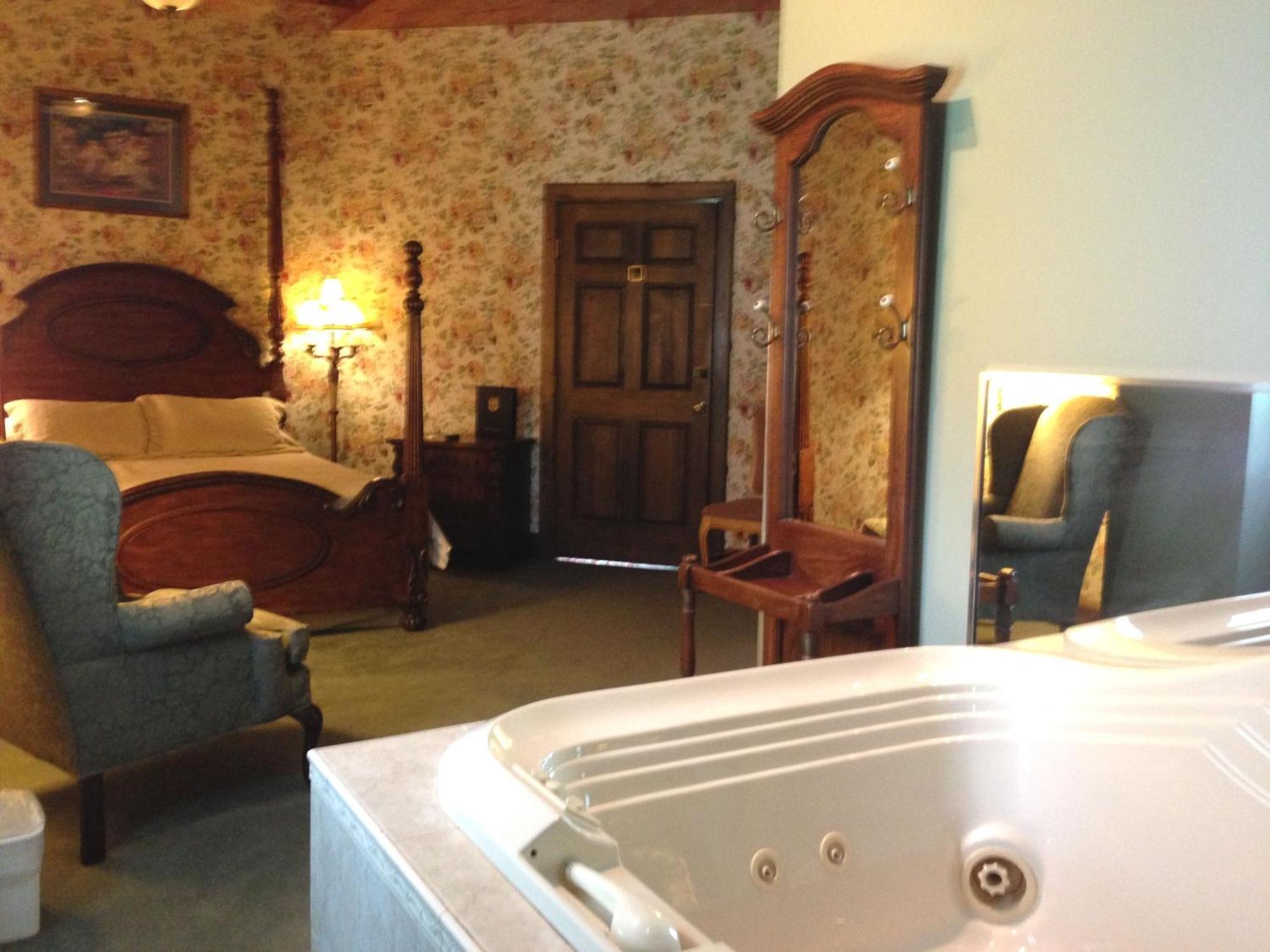 Queen Room with Jacuzzi