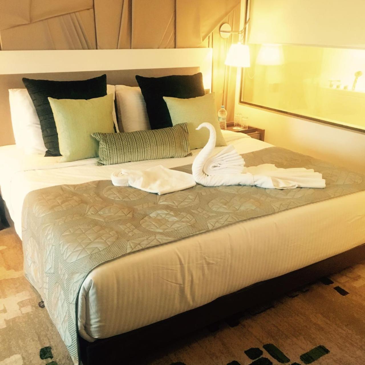 Suite(With 2 ways Airport Transfer on sharing basis / 2 Beer pint or two 30 ml alcoholic house brand drink at Happy Hours - 1700 to 1900 Hrs)