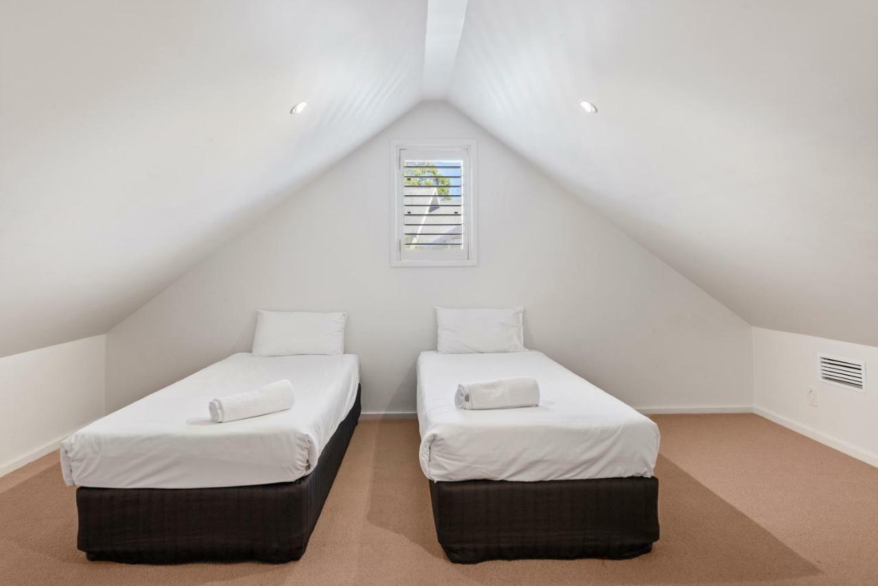 Deluxe Four-Bedroom Holiday Home - Magenta Beach