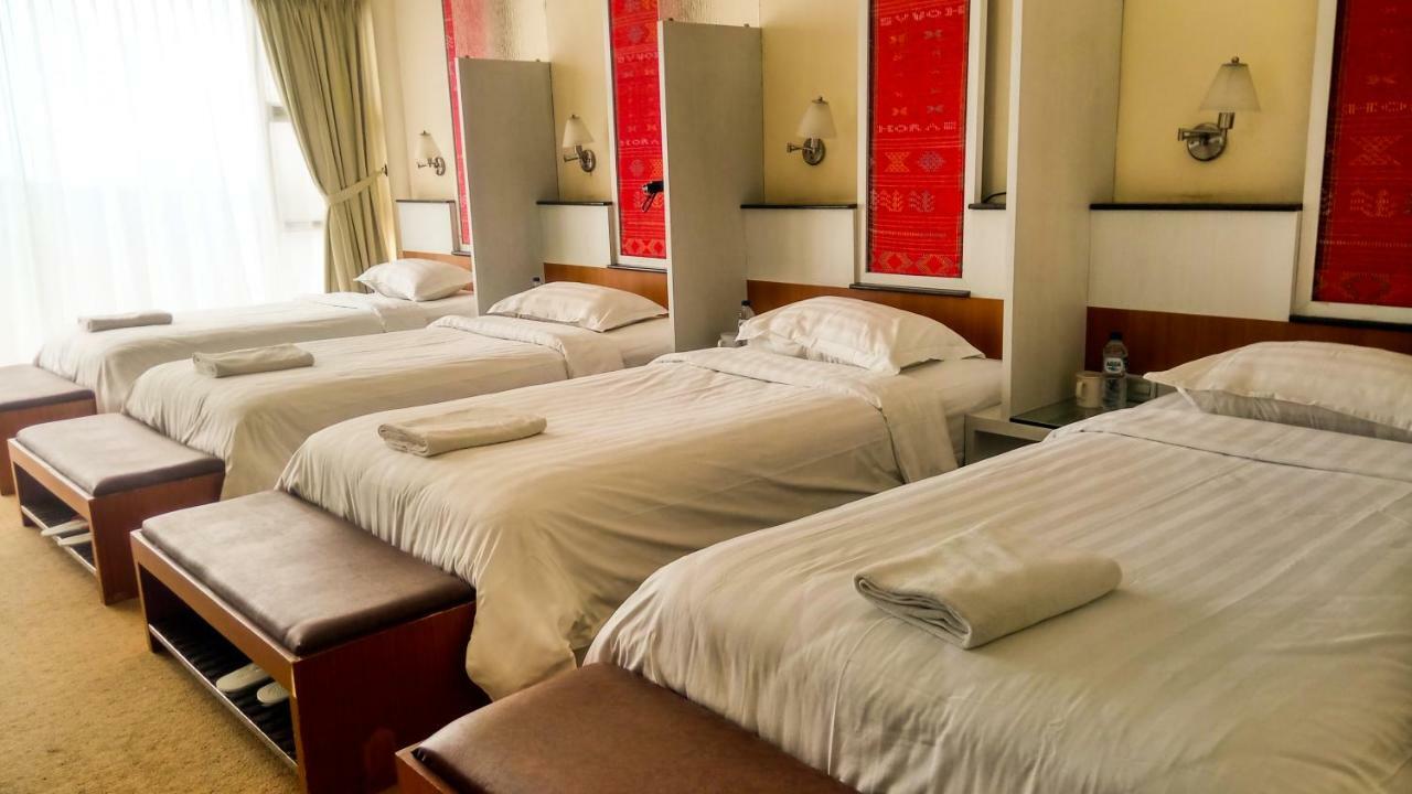 Tongging Deluxe Lodge with Shared Bathroom and Lake Toba View
