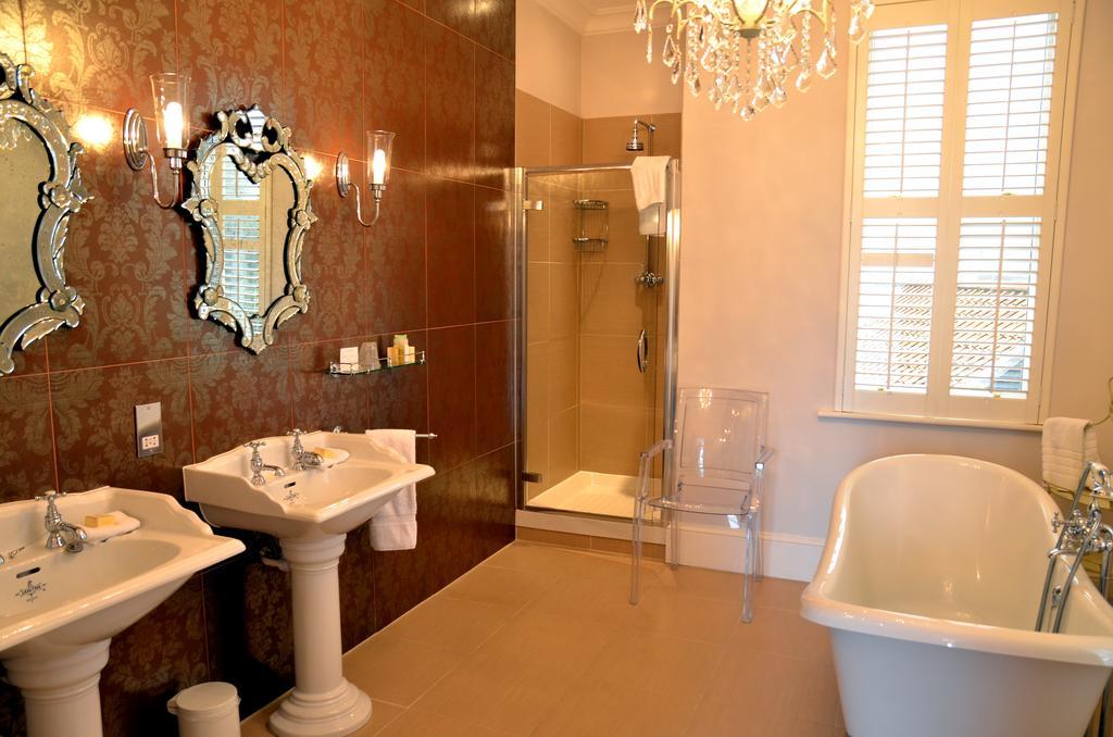 One-Bedroom Suite with Sea View