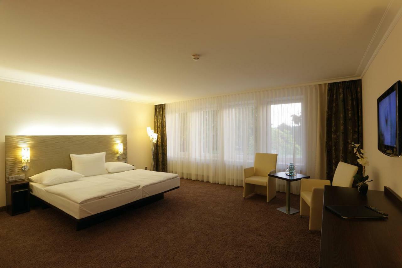 Deluxe Double Room Shower,818302763:JPEG