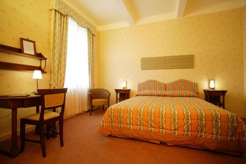 Standard Double or Twin Room,393963573:JPEG